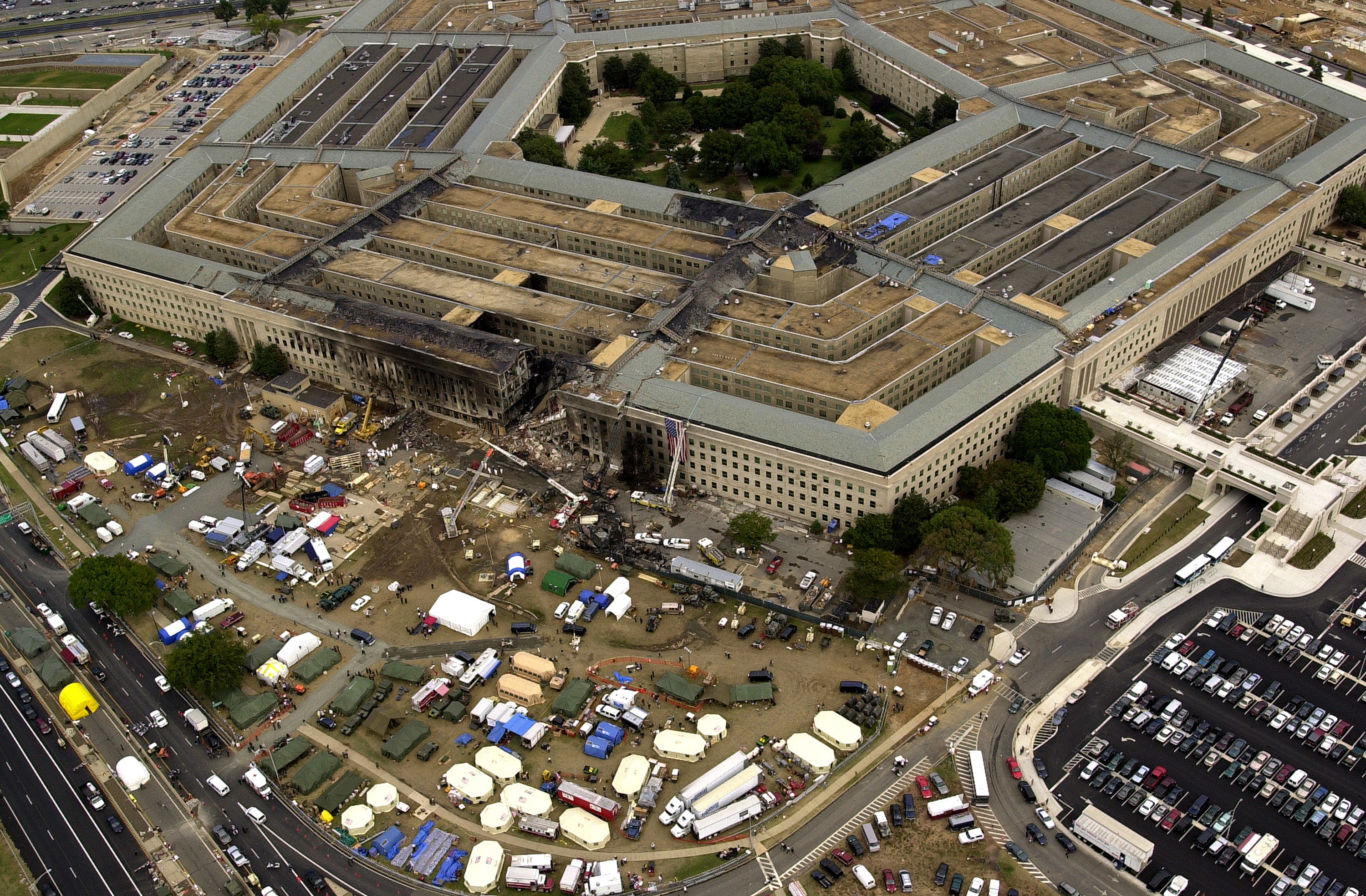 9 августа 2001. Пентагон 11.09.2001. Атака на Пентагон 11 сентября 2001. 11 Сентября 2001 здание Пентагона. Пентагон США терракт 2001.