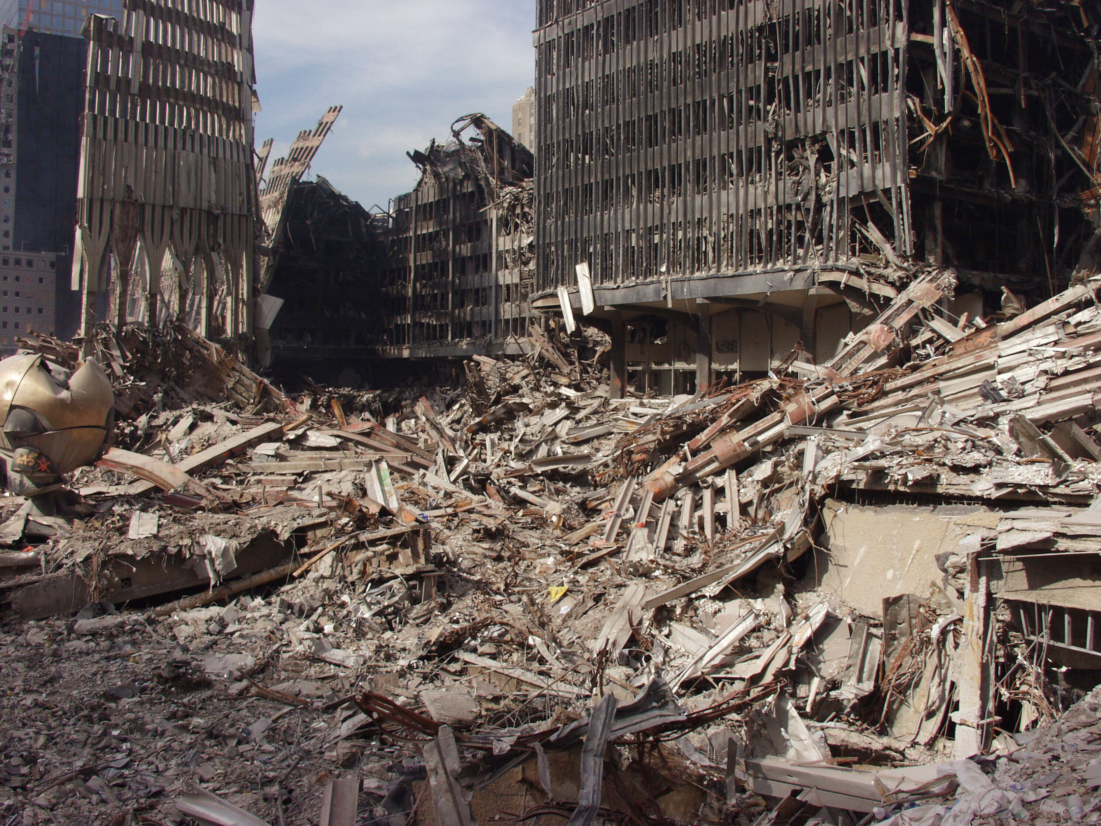 Здание разрушенное взрывом. 11 Сентября 2001 руины. World trade Center 9/11 ground Zero. Пентагон 11 сентября. Развалины ВТЦ.